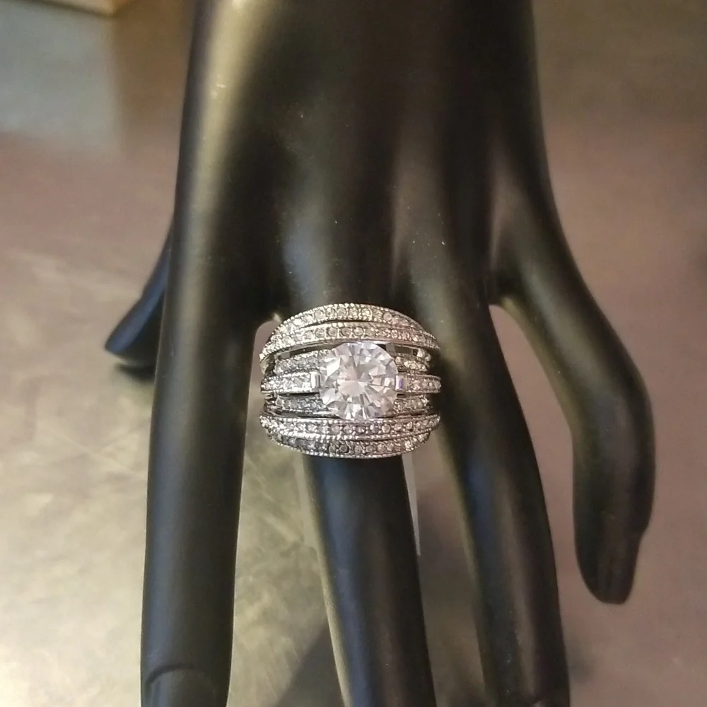 Sz 9.75/10 ladies Very Blingy dinner ring. NOT HALLMARKED. EUC. CZ & Silvertone